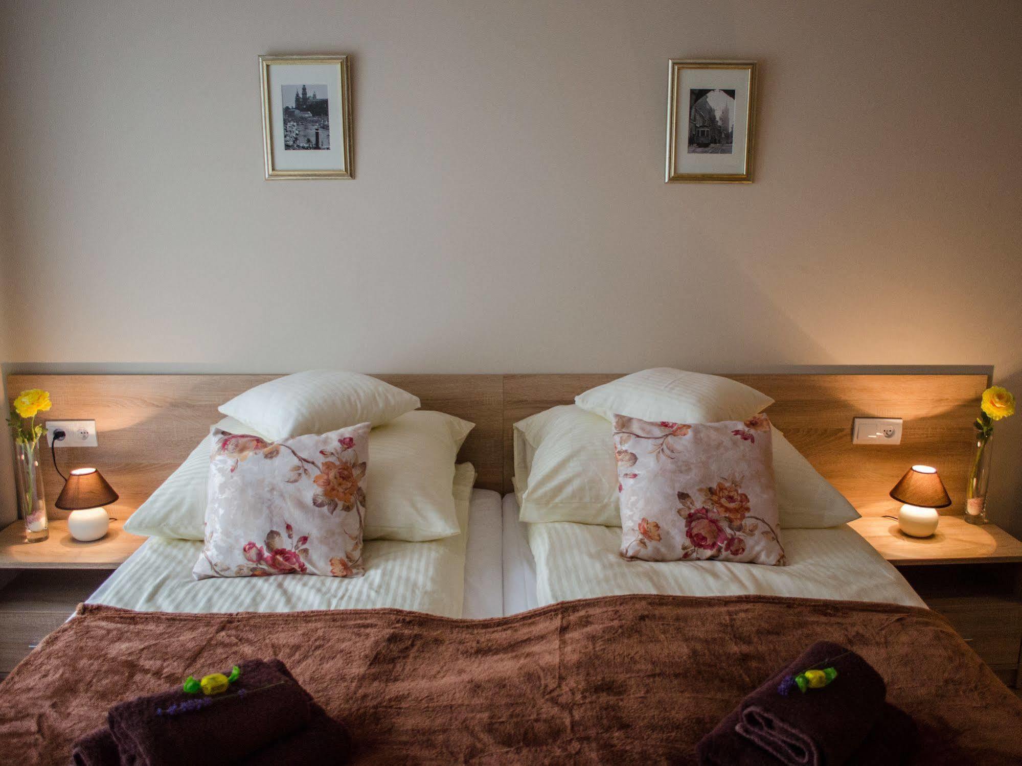 Royal Route 29 Comfort Rooms Krasków Eksteriør bilde